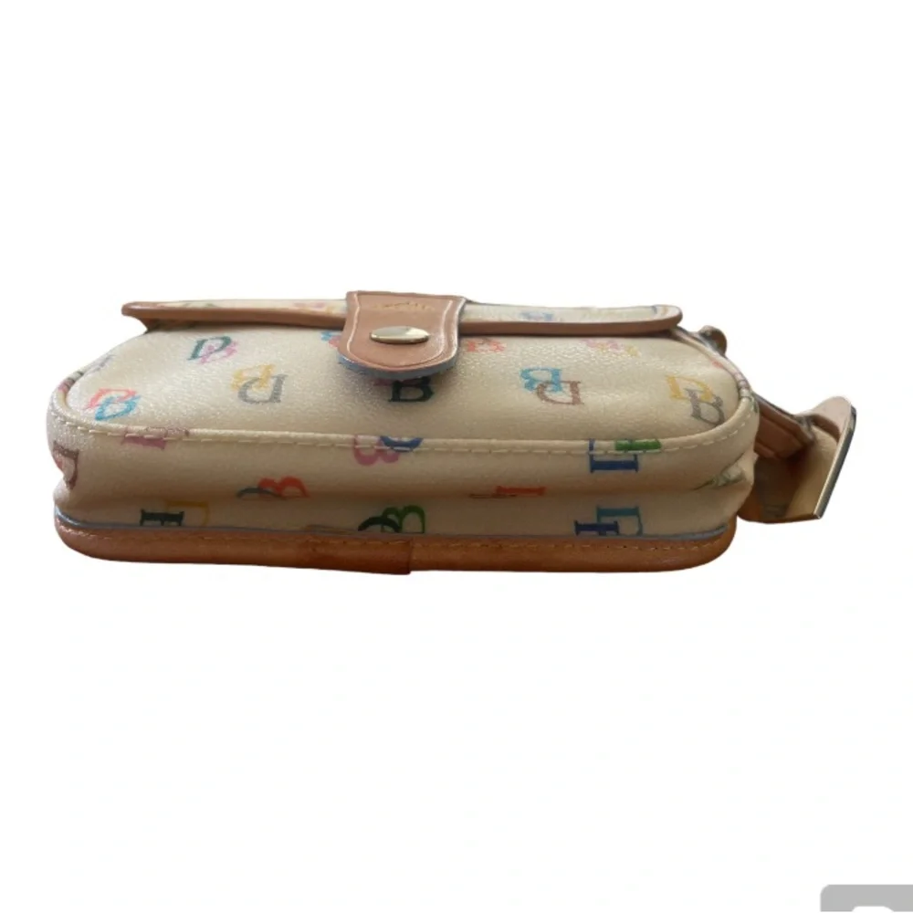 Dooney & Bourke reposhing this